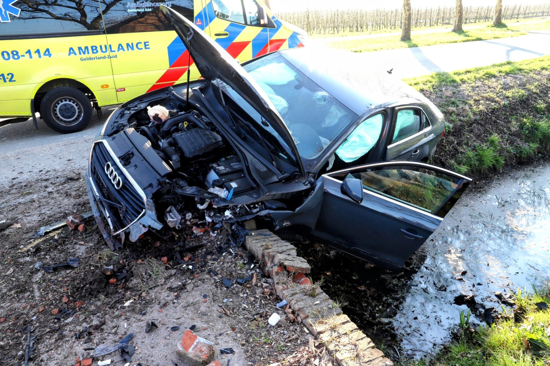 Voertuig botst tegen muur en belandt in sloot