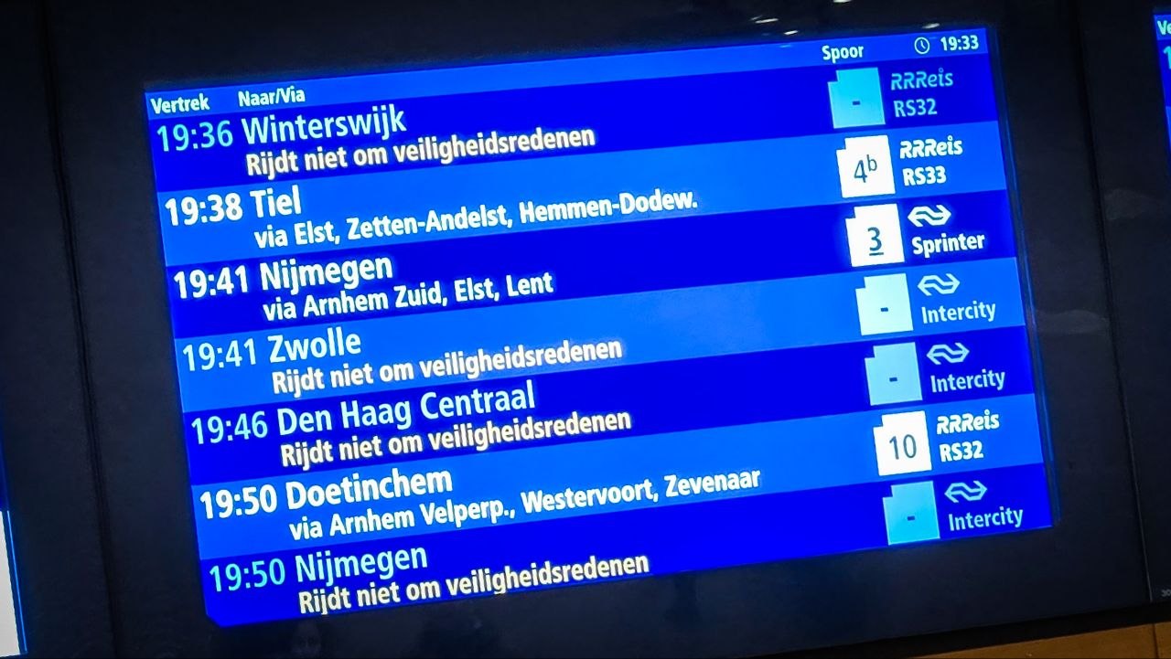 Treinverkeer bij station stilgelegd na bommelding