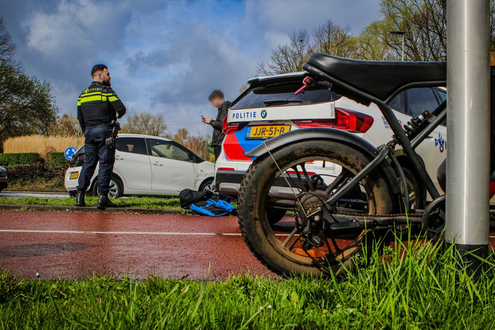 Automobilist verleent geen voorrang en rijdt fatbiker aan