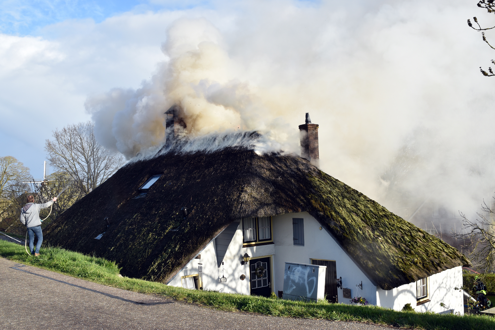 Grote brand verwoest woning met rieten kap, buren geëvacueerd