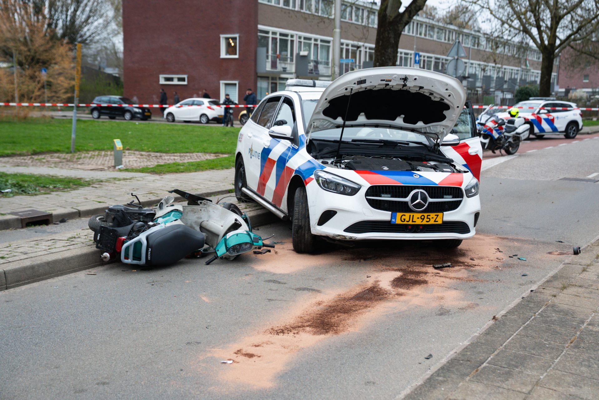 Scooterrijder botst met politievoertuig tijdens achtervolging