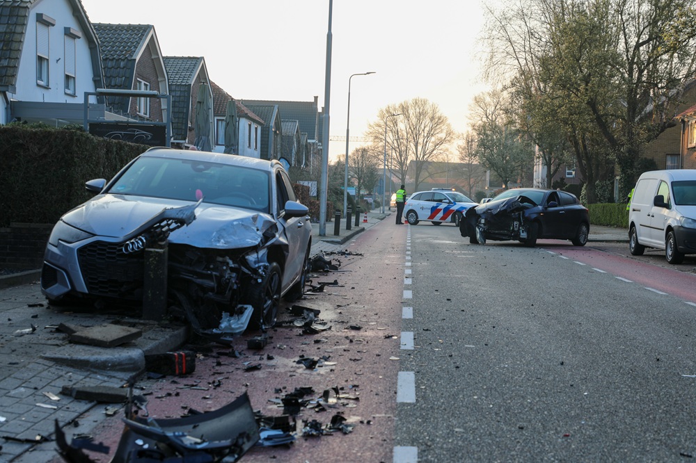 Ravage na ongeval tussen twee auto’s