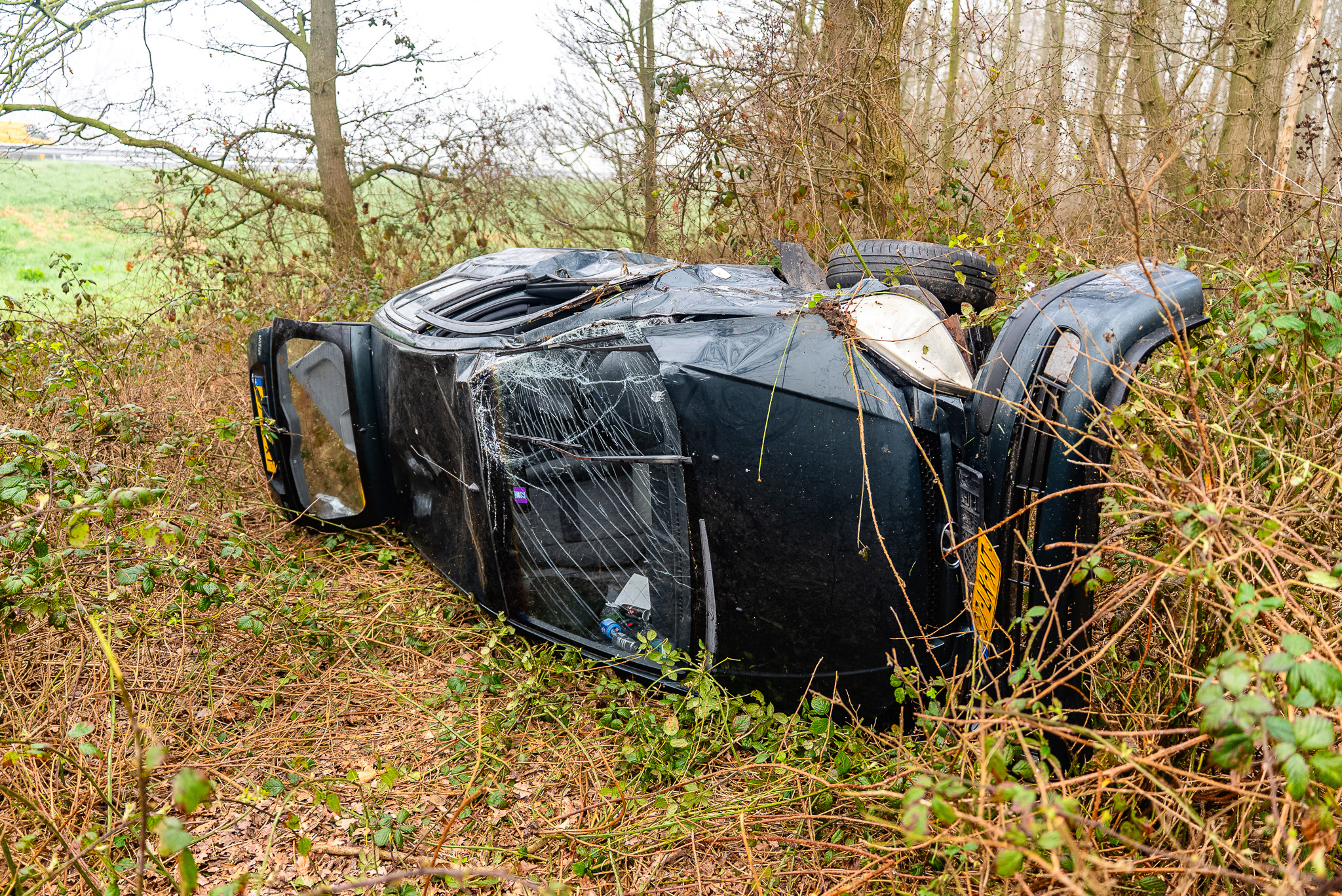 Auto crasht op afrit van snelweg