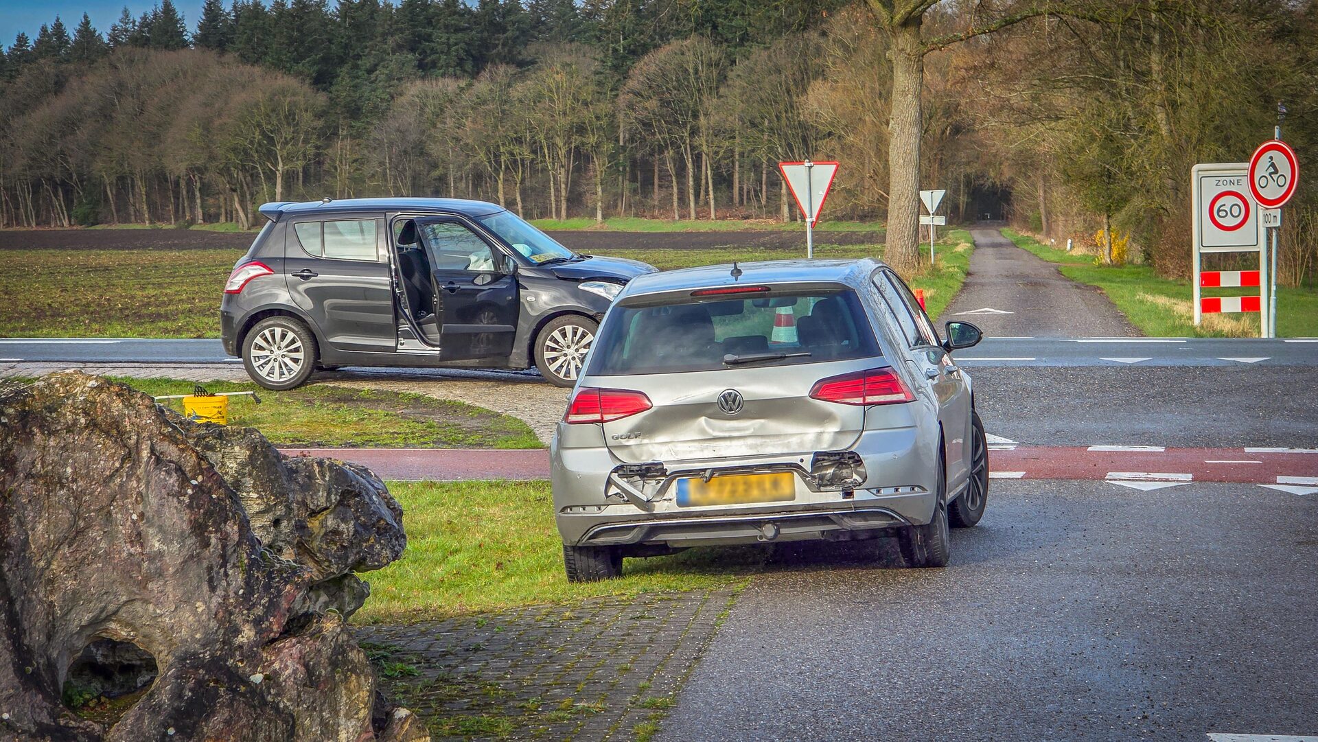 Kop-staartbotsing tussen twee auto’s