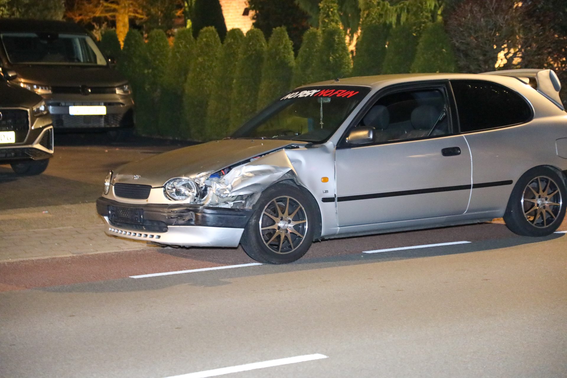 Twee auto’s hard op elkaar gebotst, straat deels afgesloten