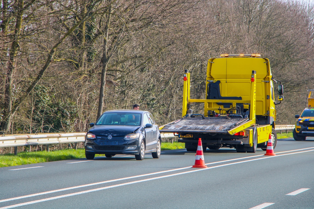 Botsing tussen twee auto’s zorgt voor lange file