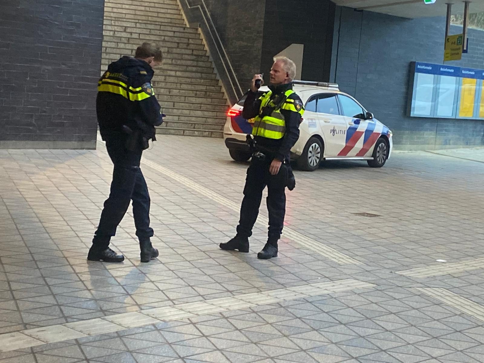 Politie onderzoekt steekincident bij station, man gewond gevonden