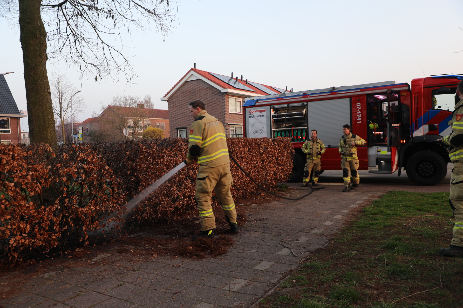 Heg vermoedelijk aangestoken, buurtbewoners blussen brand snel