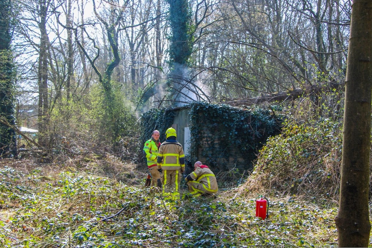 Brandweer blust brand in afgelegen schuurtje