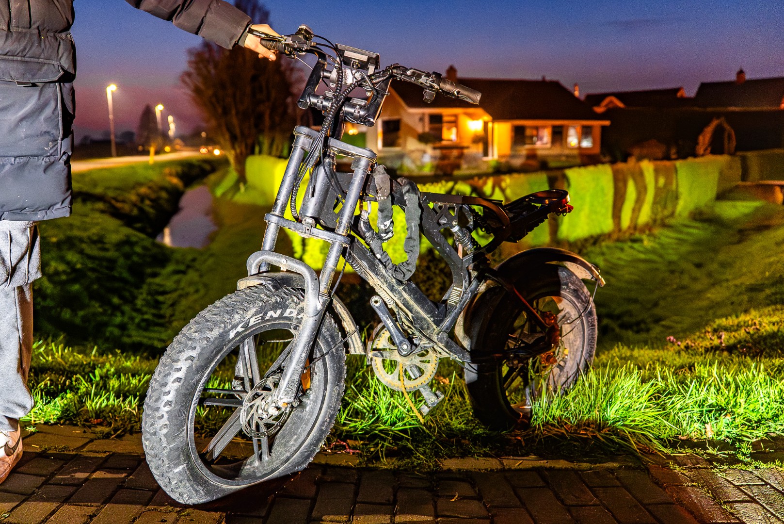 Fatbiker naar ziekenhuis na aanrijding met auto op kruising