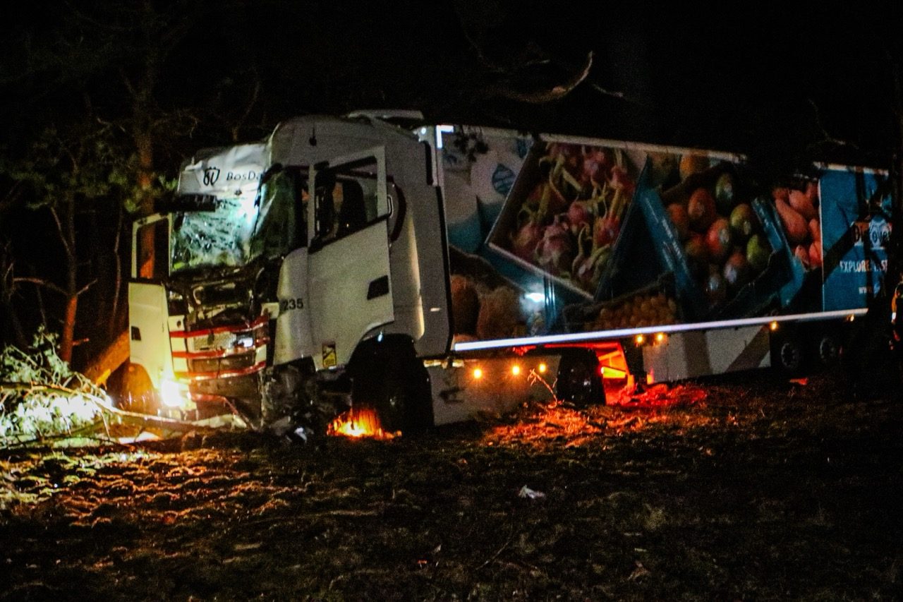Vrachtwagen van weg en botst tegen meerdere bomen