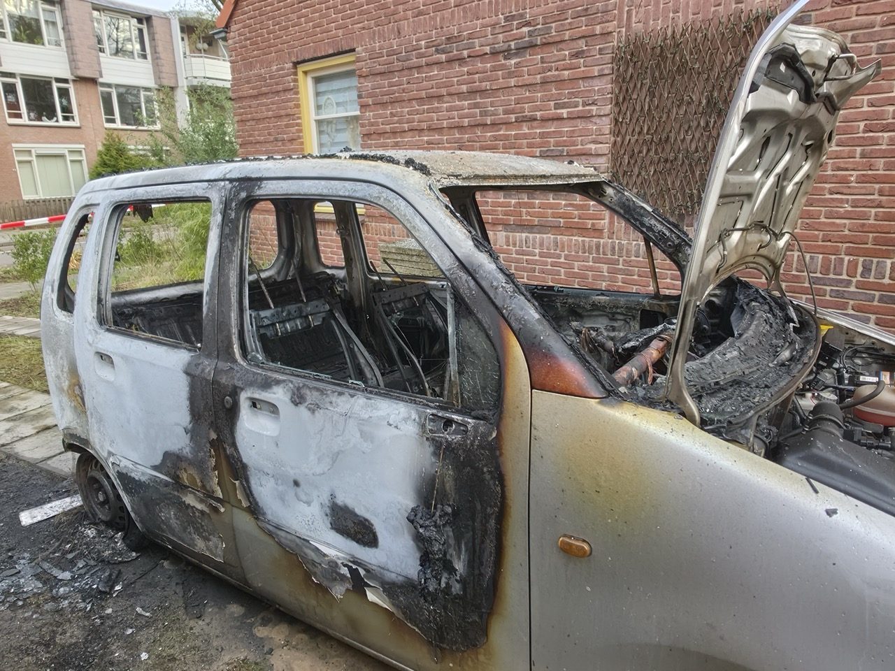 Auto op oprit gaat in vlammen op