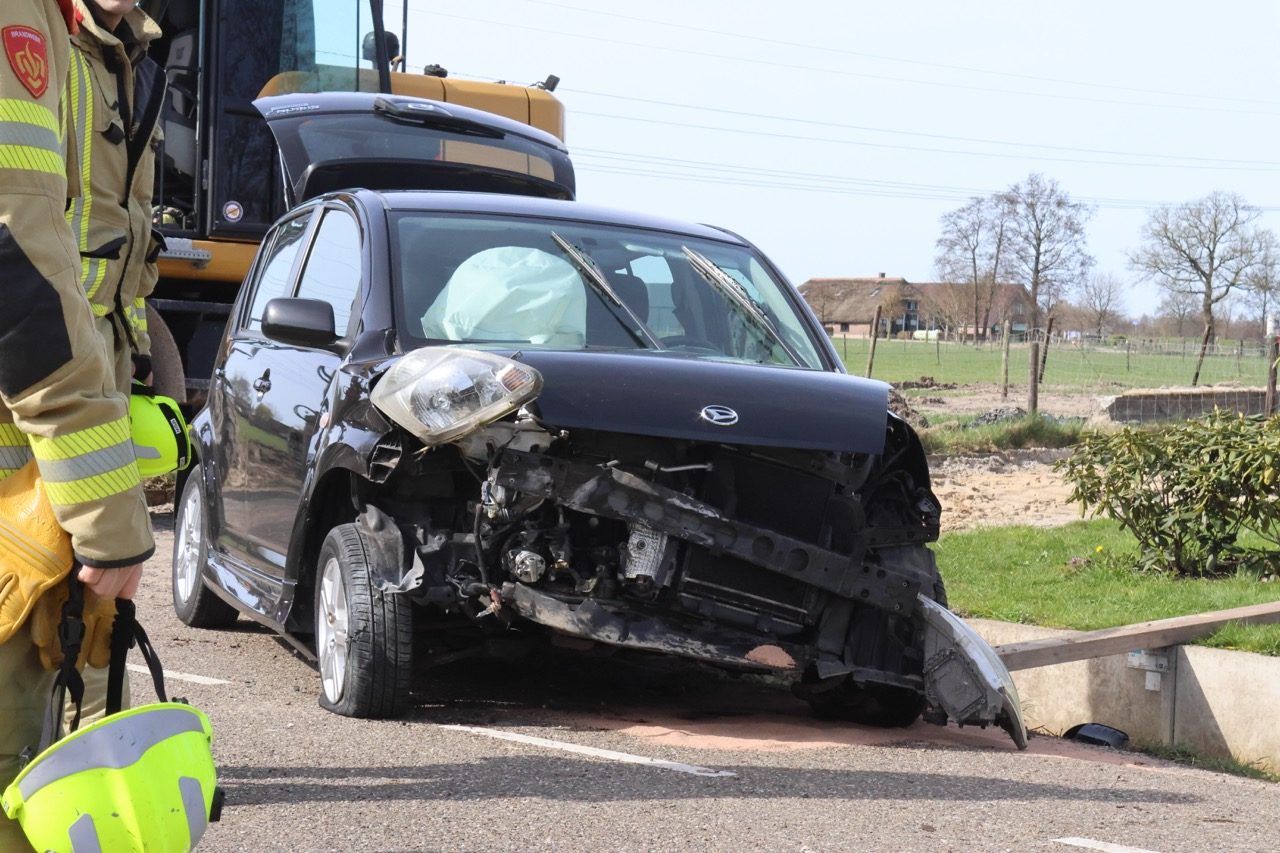 Automobilist gewond na botsing tegen betonnen rand