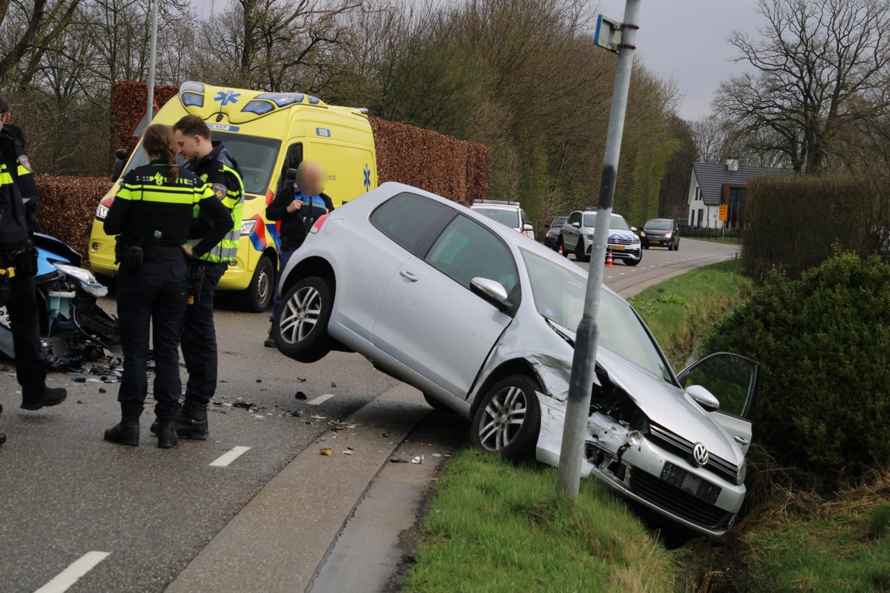 Auto belandt in sloot na botsing