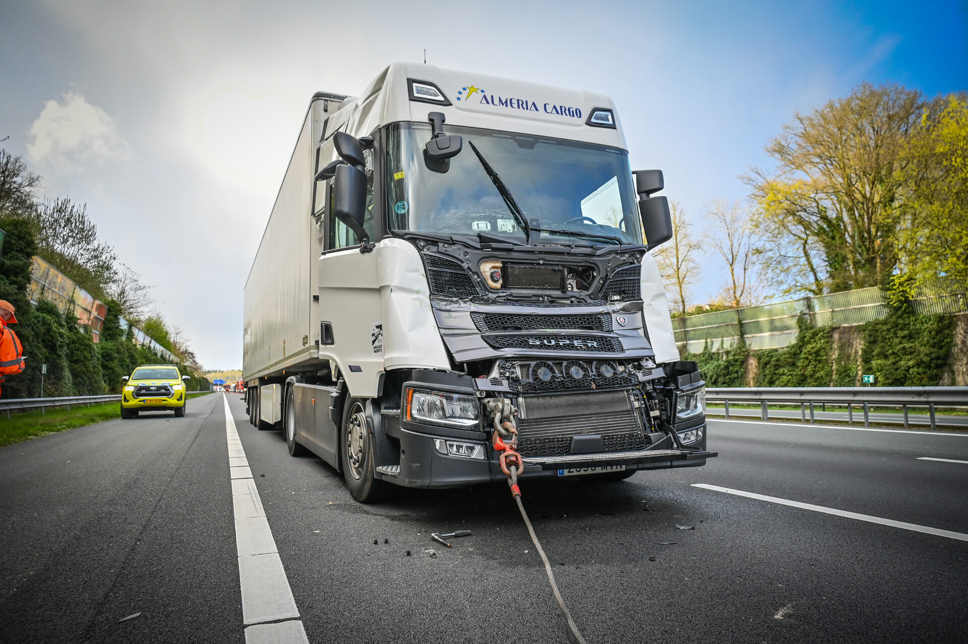 File op snelweg na botsing tussen twee vrachtwagens