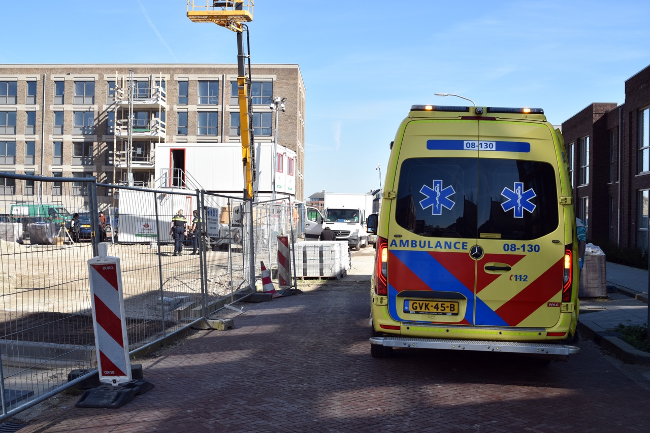 Auto schiet vooruit en raakt bouwvakker