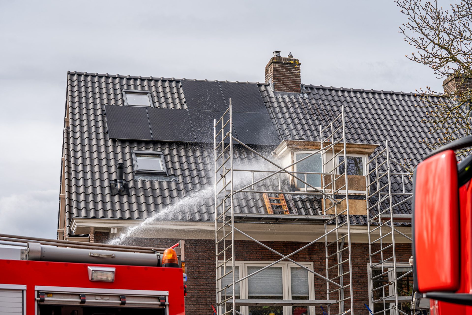 Brand op dak van woning door werkzaamheden