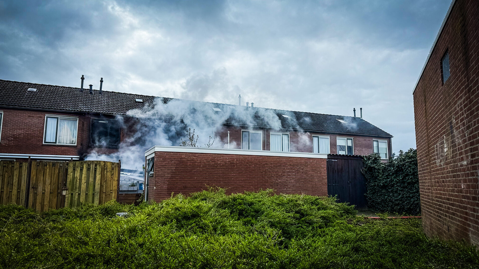 Twee mensen naar ziekenhuis na uitslaande woningbrand