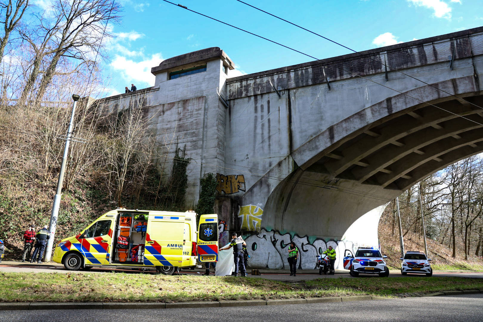 Persoon zwaargewond onder brug aangetroffen