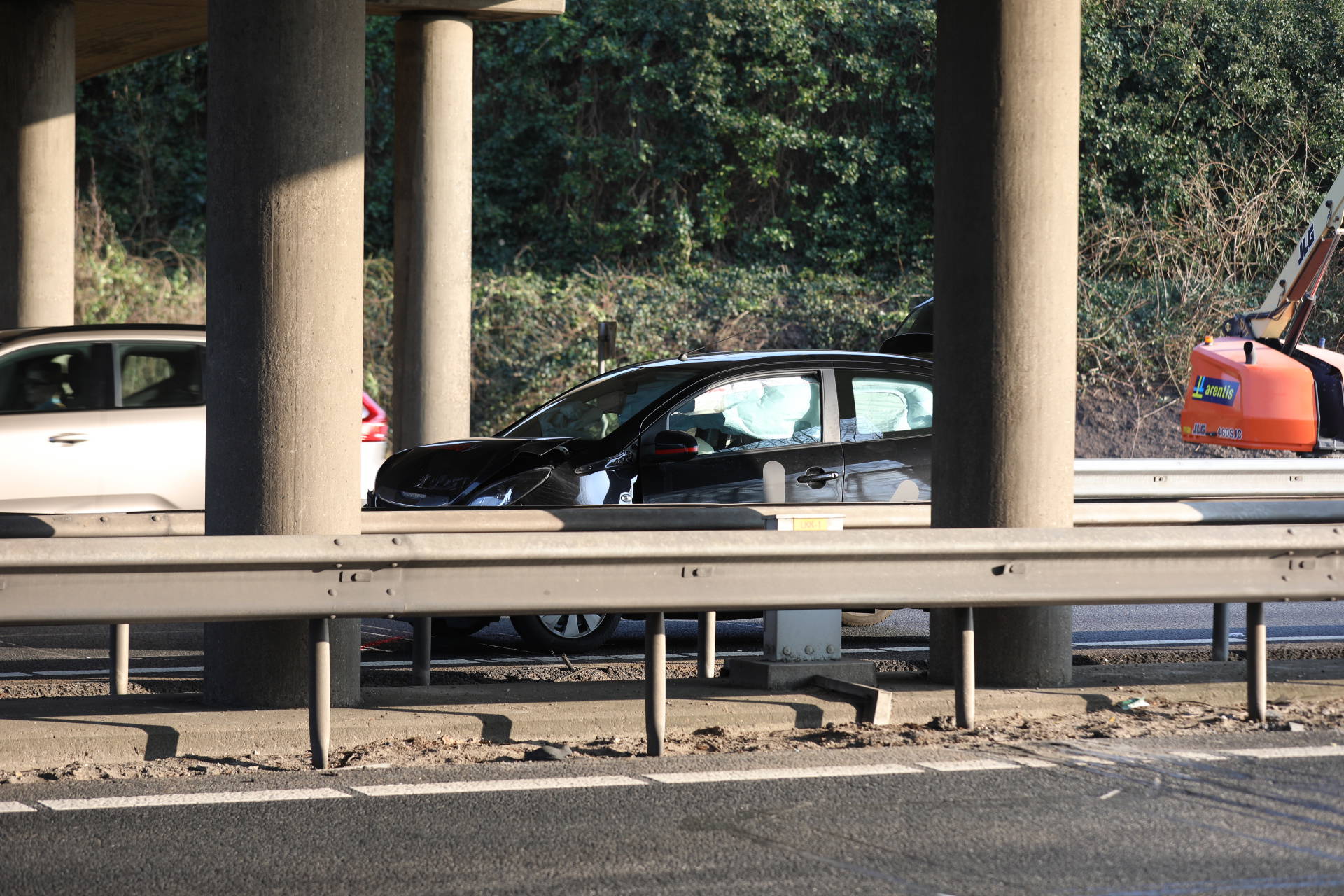 Kop-staartbotsing op snelweg veroorzaakt opnieuw kilometers file, bestuurder gewond