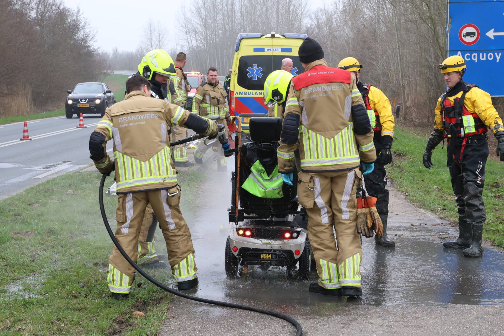 Man met scootmobiel te water, slachtoffer naar ziekenhuis