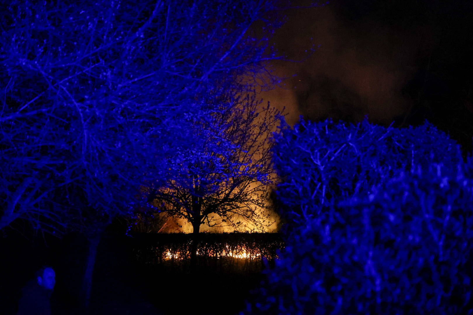 Brandend snoeiafval zorgt voor flinke vlammen