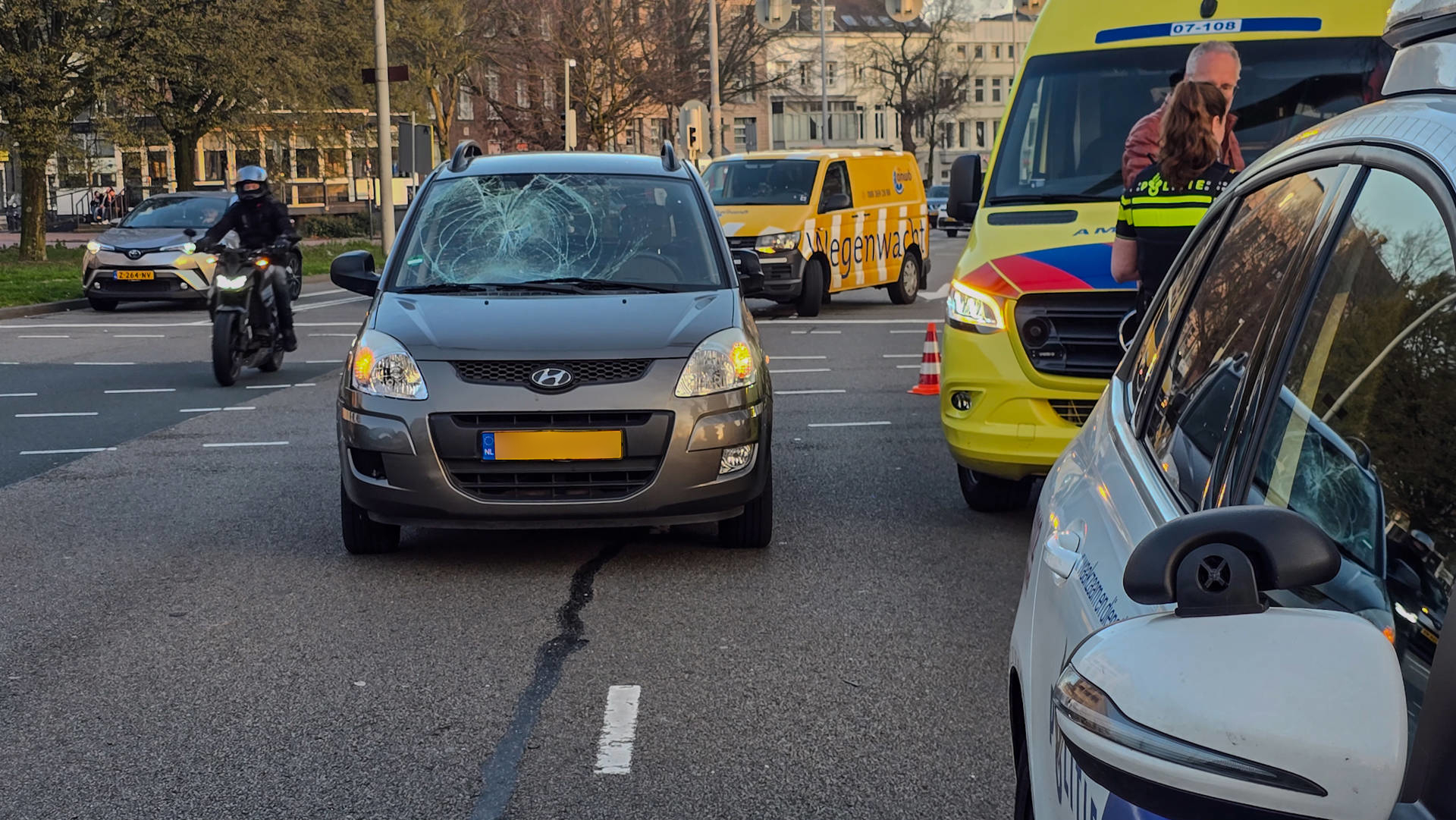 Fietser belandt op voorruit bij aanrijding met auto