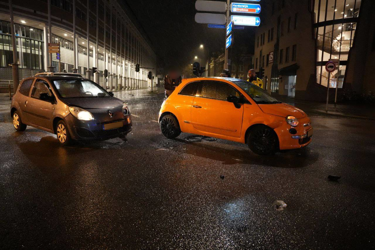 Schade na botsing tussen twee voertuigen