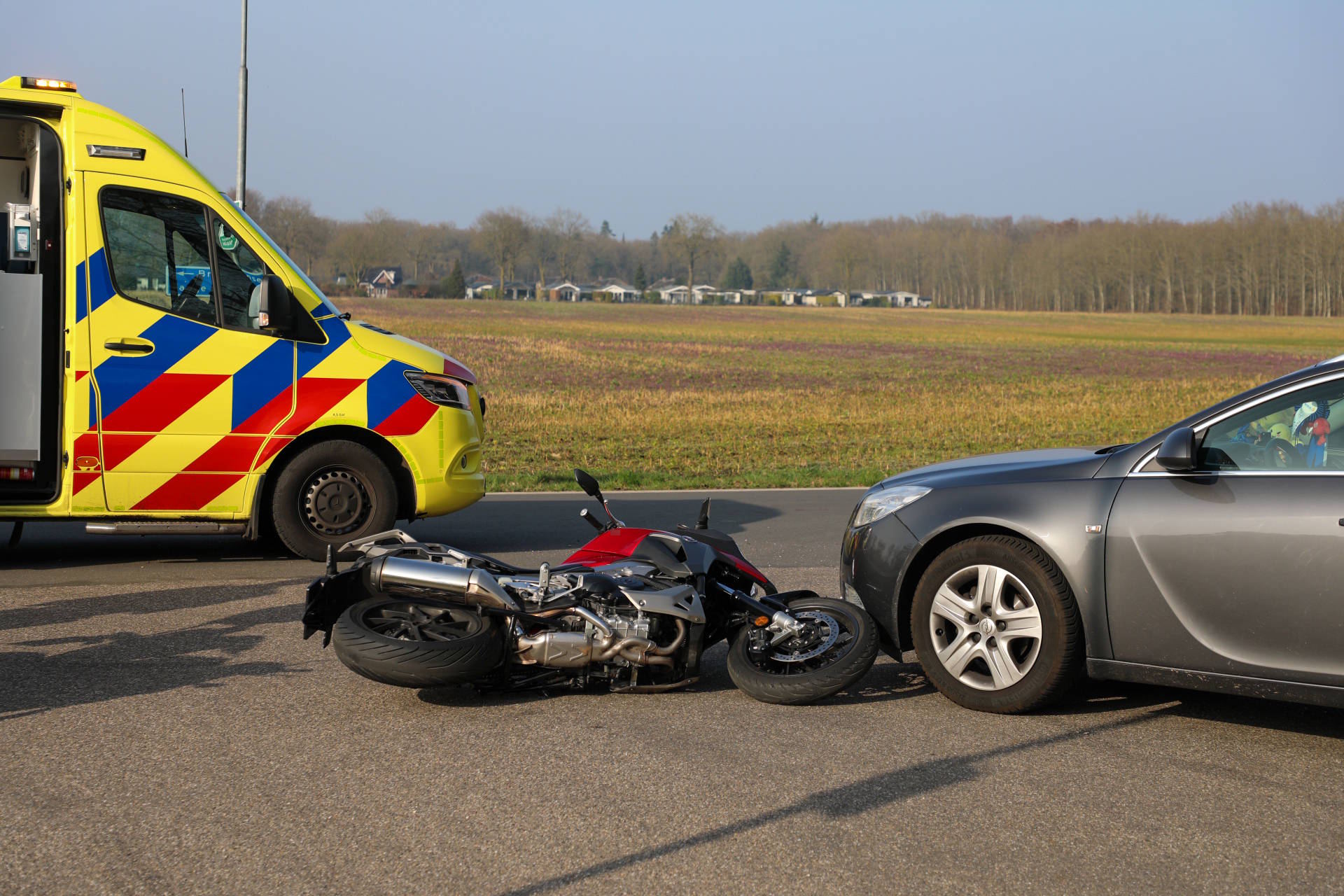 Motorrijder ten val na botsing met personenauto