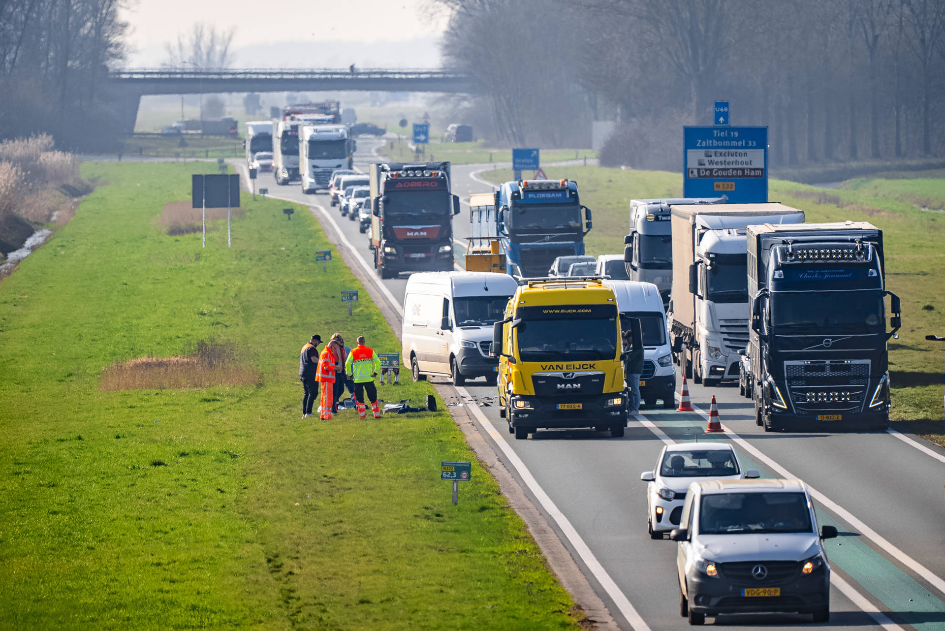 Kop-staartbotsing met pakketbus zorgt voor file, beide voertuigen afgesleept