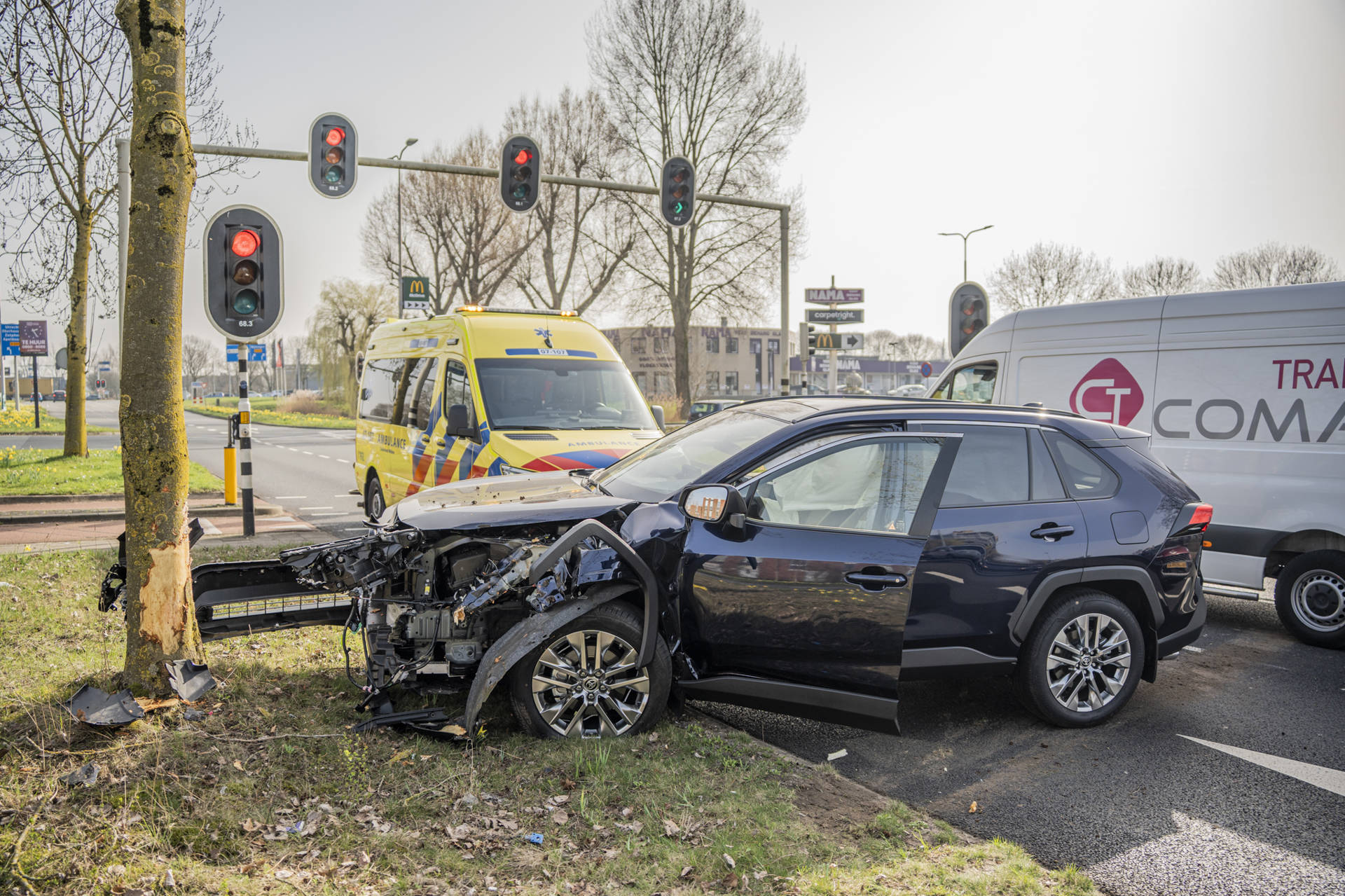 Bestuurder wordt onwel, auto eindigt tegen boom