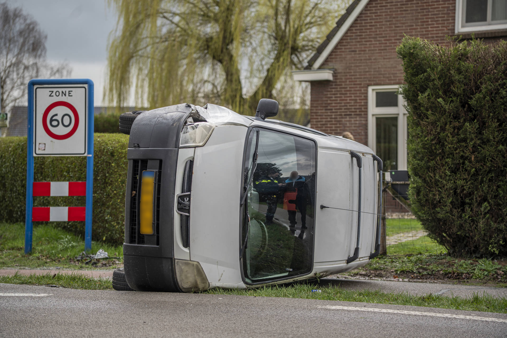 Bestelbus belandt op zijkant na botsing met auto