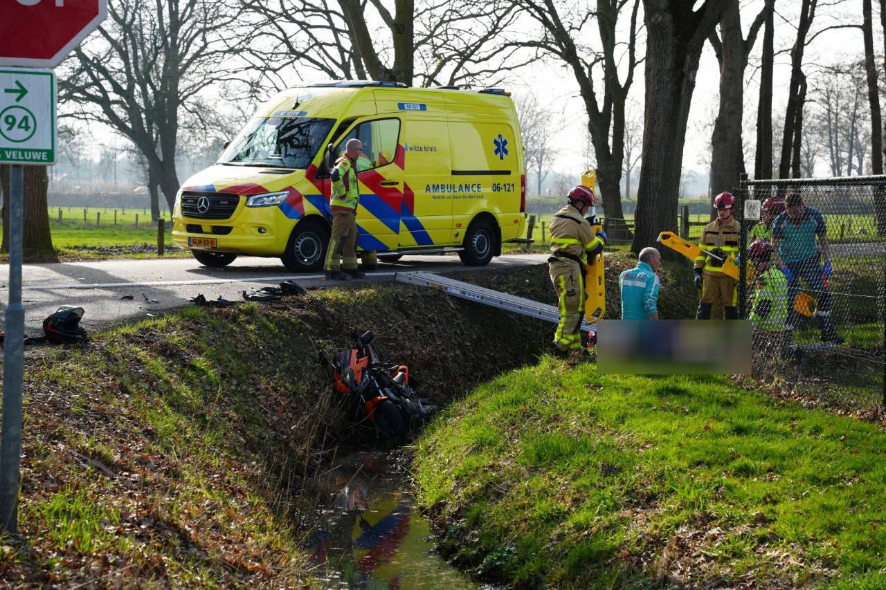 Motorrijder beland in sloot na botsing met auto