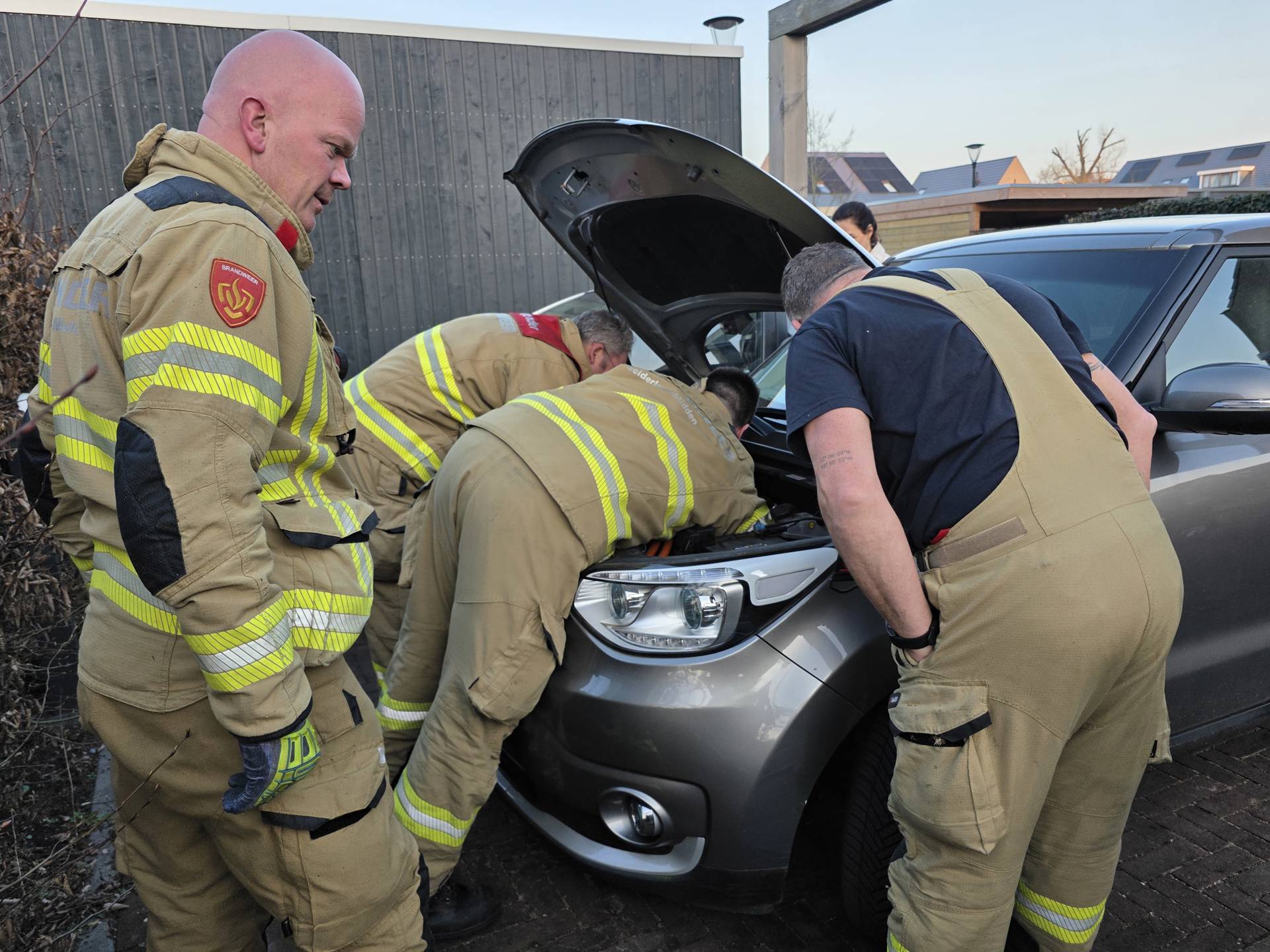Brandweer rukt uit voor ‘Boef’ in motorkap, maar het is geen crimineel