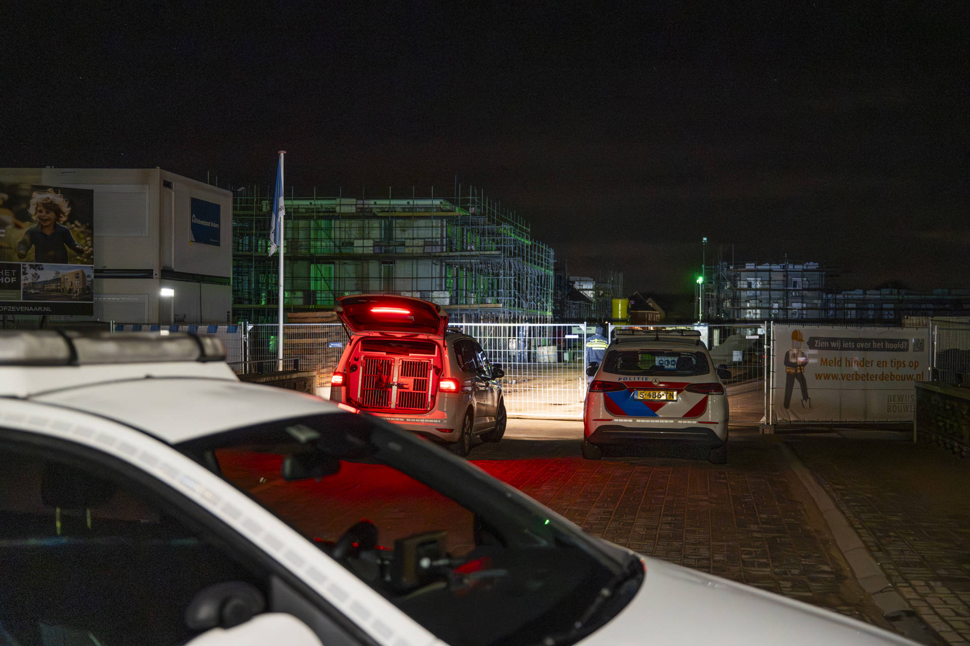 Politiehelikopter boven bouwterrein na melding inbraak