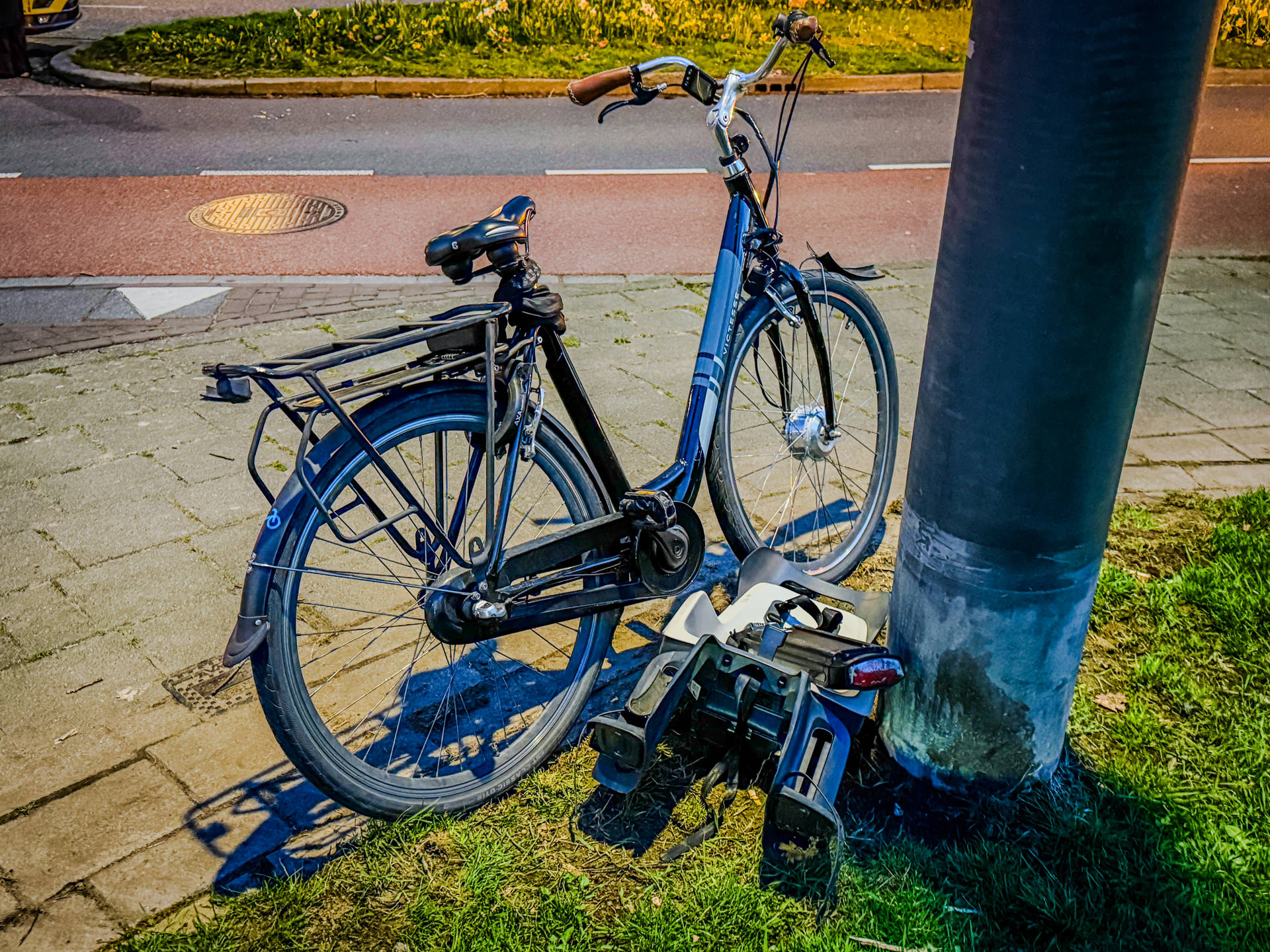 Fietser botst tegen rijdende auto, fiets met kinderzitje zwaar beschadigd