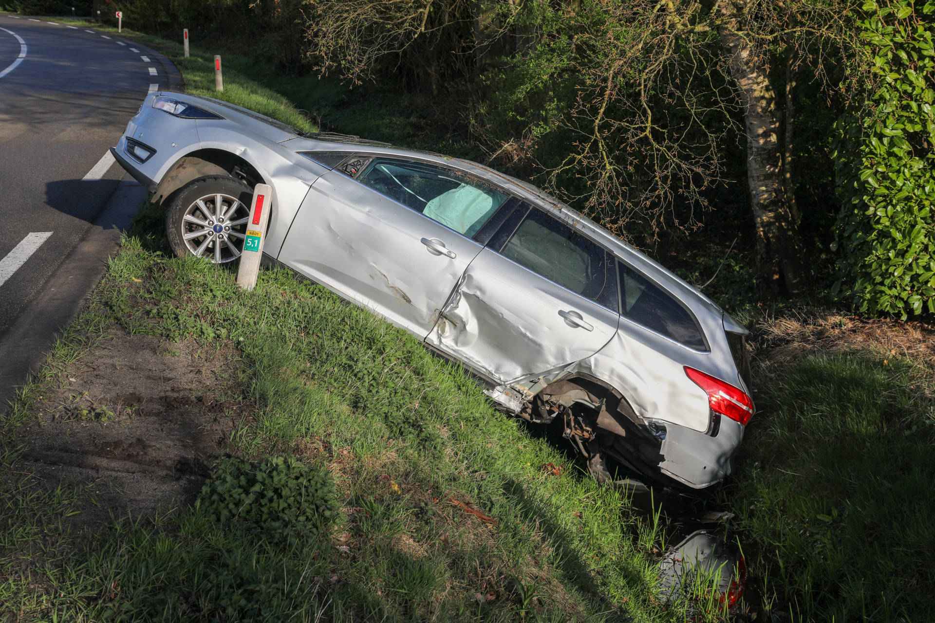Gewonde bij harde botsing, beide auto’s in de sloot
