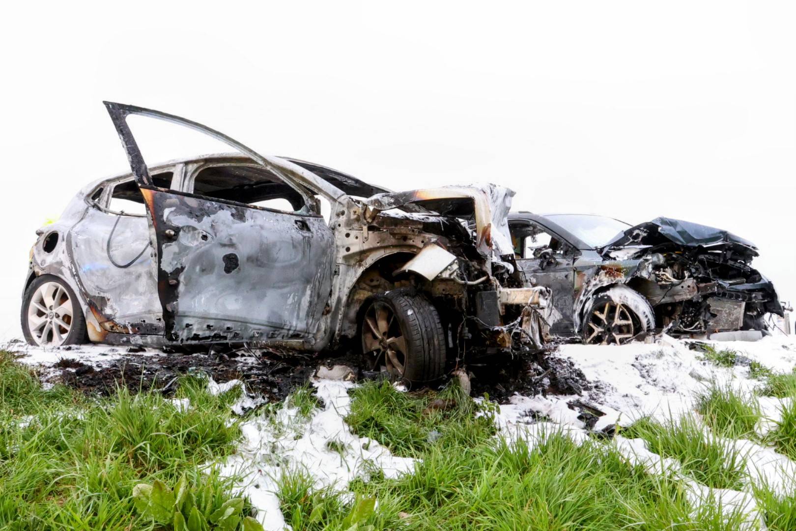 Twee gewonden na frontale botsing waarbij auto’s uitbranden