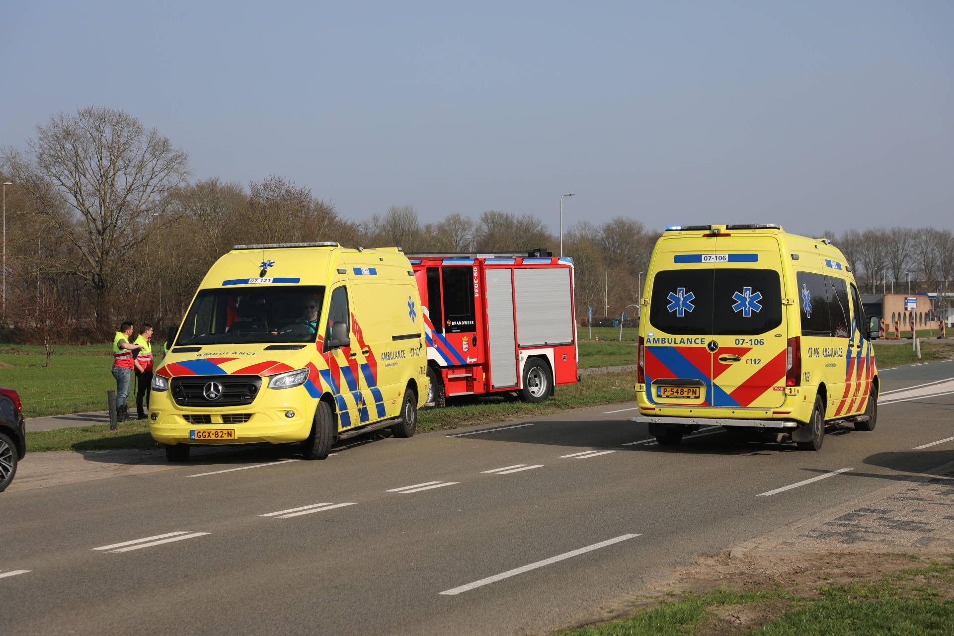 Persoon op racefiets onwel en met spoed naar ziekenhuis gebracht