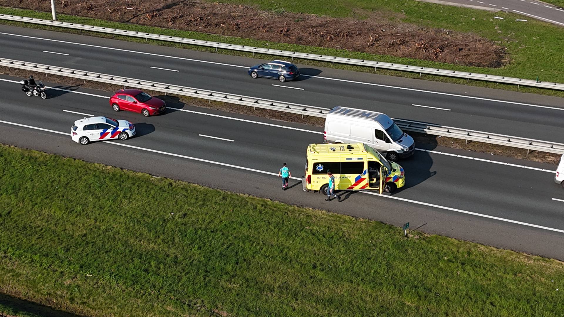 Twee auto’s botsen op snelweg, rechterrijstrook dicht en kilometers file