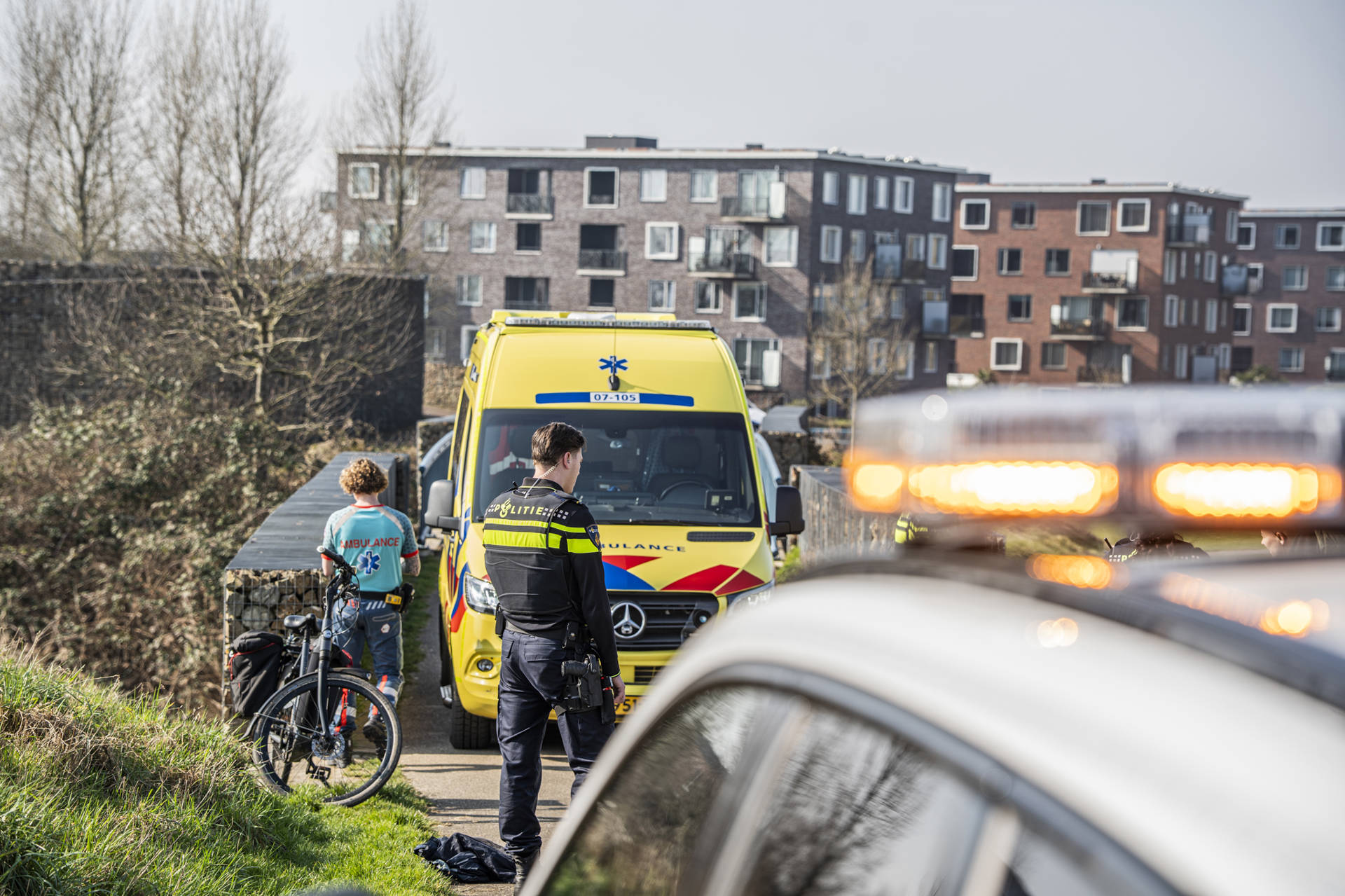 Fietser naar ziekenhuis na botsing met hond, traumahelikopter ingezet