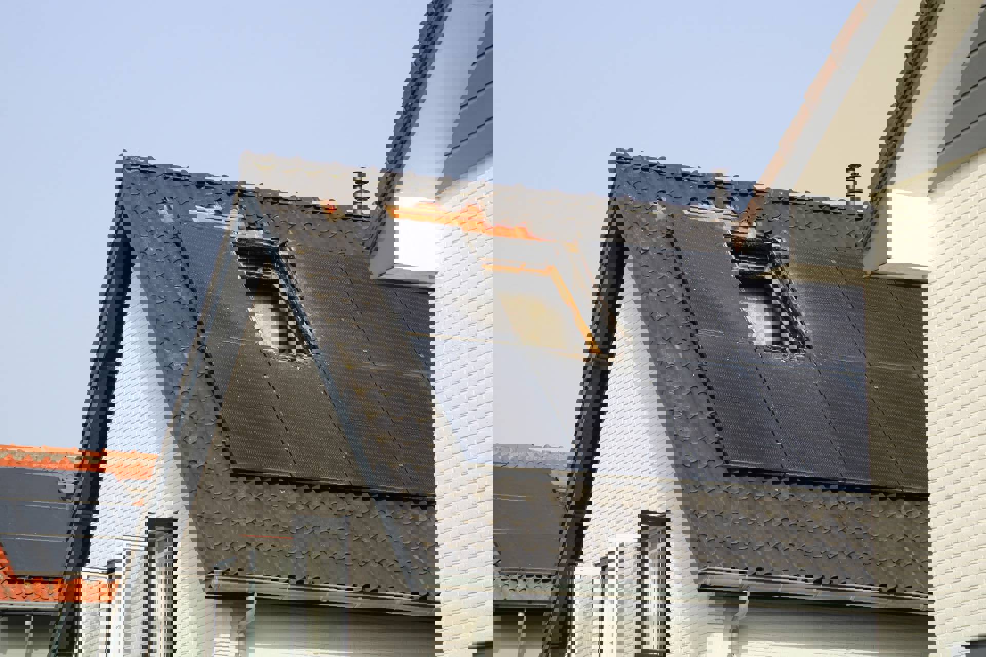 Uitslaande zolderbrand maakt bovenverdieping van woning onbewoonbaar