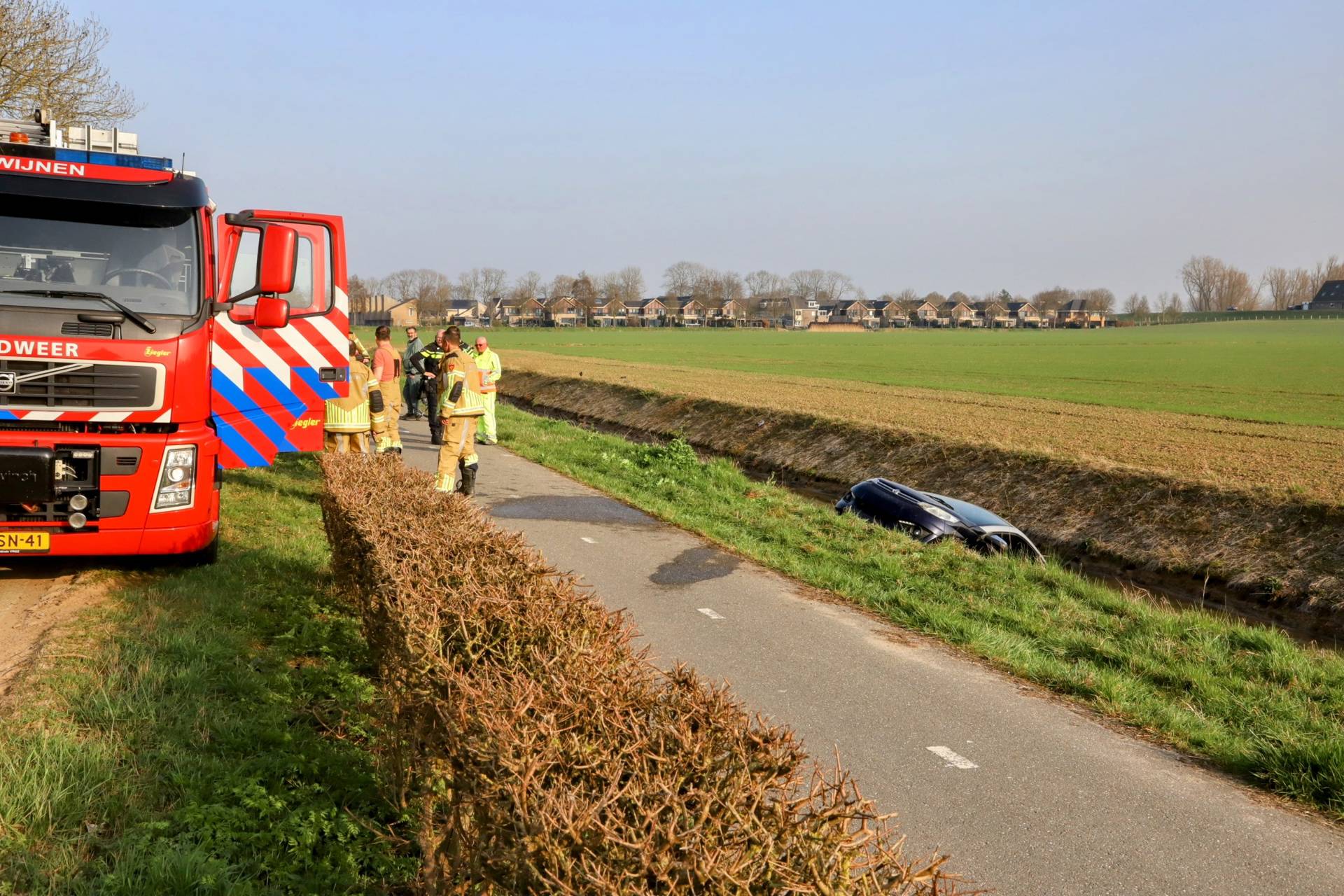 Auto raakt van de weg en te water