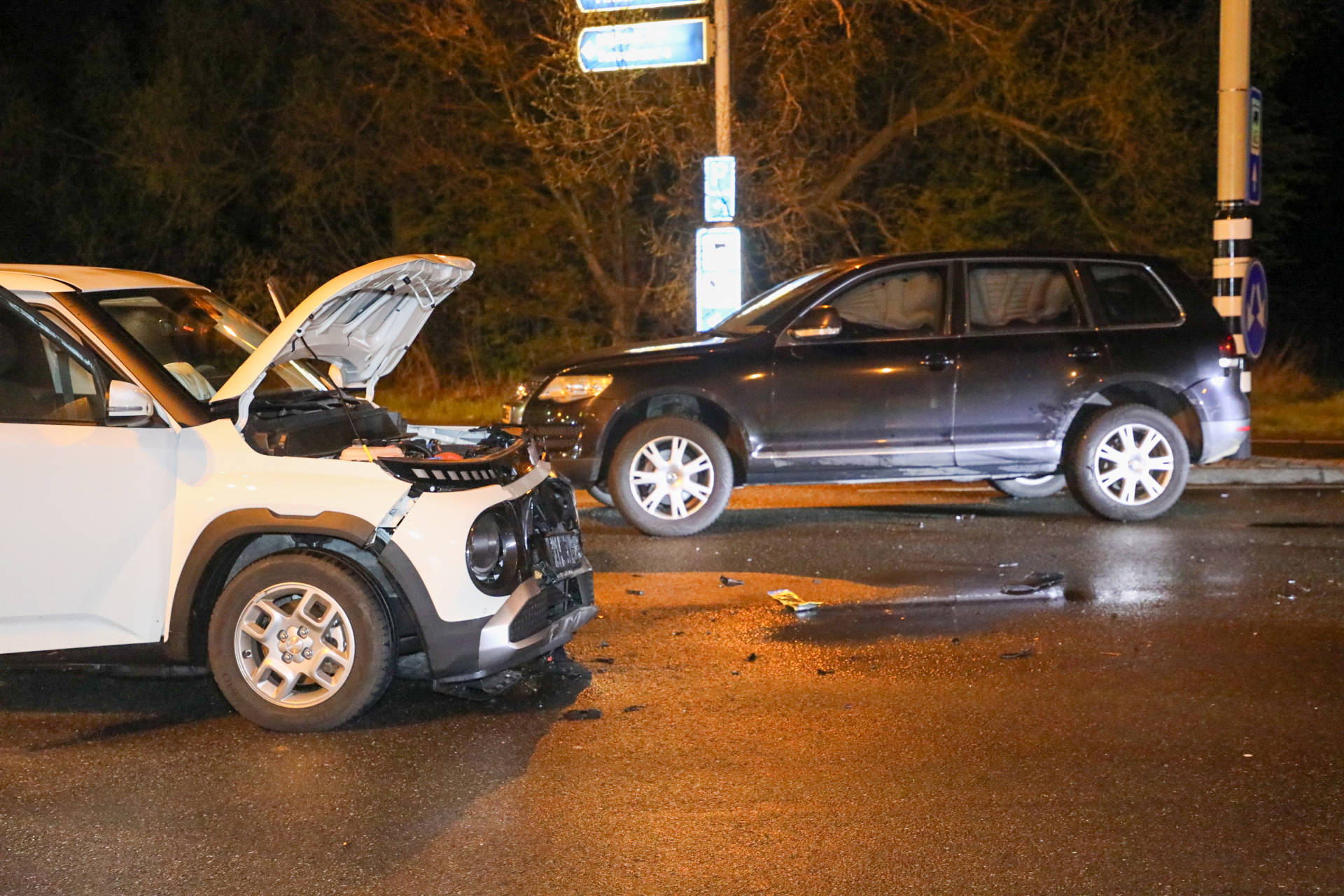 Twee auto’s flink beschadigd bij botsing op kruising