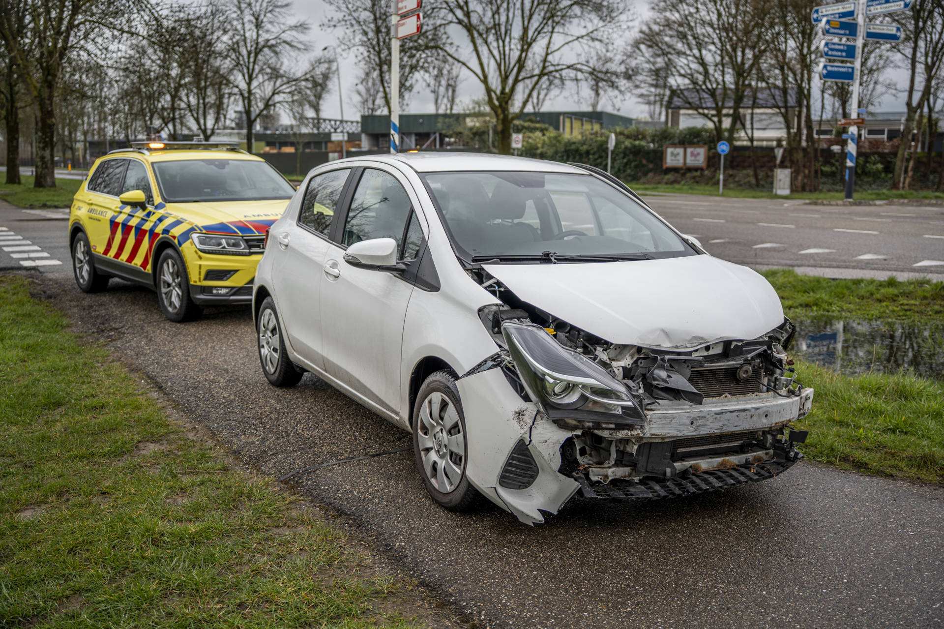 Twee auto’s fors beschadigd bij botsing op kruising