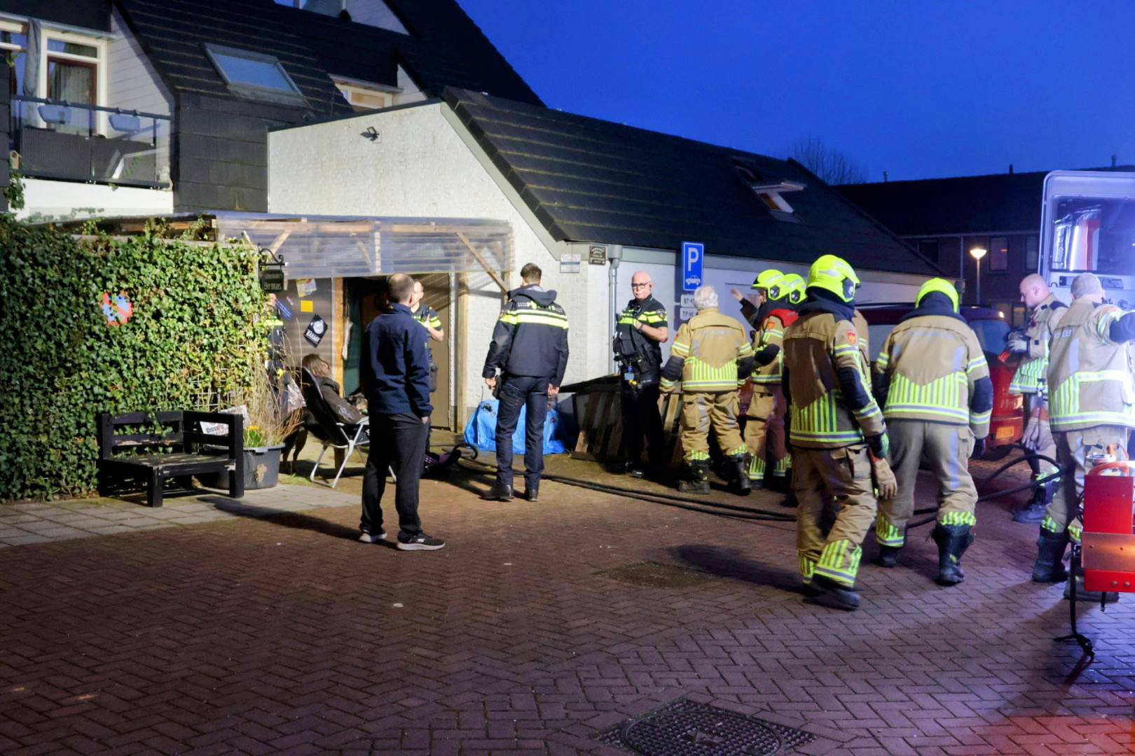 Bewoner op tijd buiten bij woningbrand, schade wordt geïnventariseerd