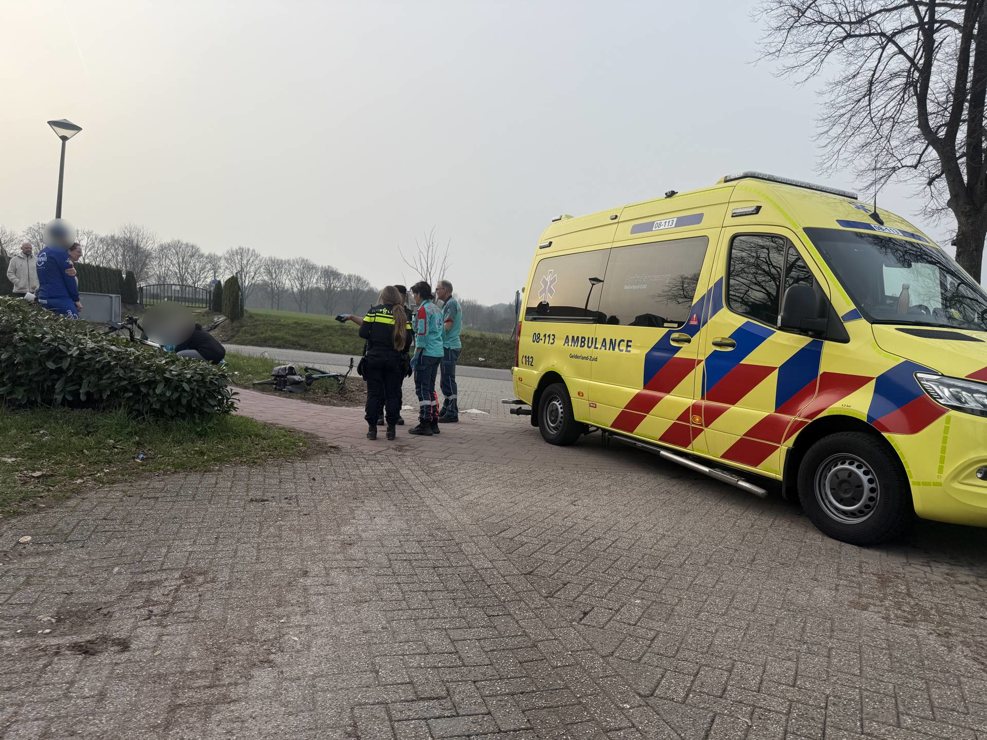 Oudere fietsster gewond na aanrijding met wielrenner