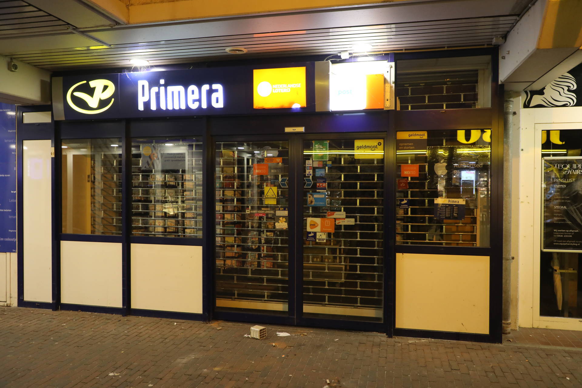 Schade bij winkel na afgestoken vuurwerk voor winkel