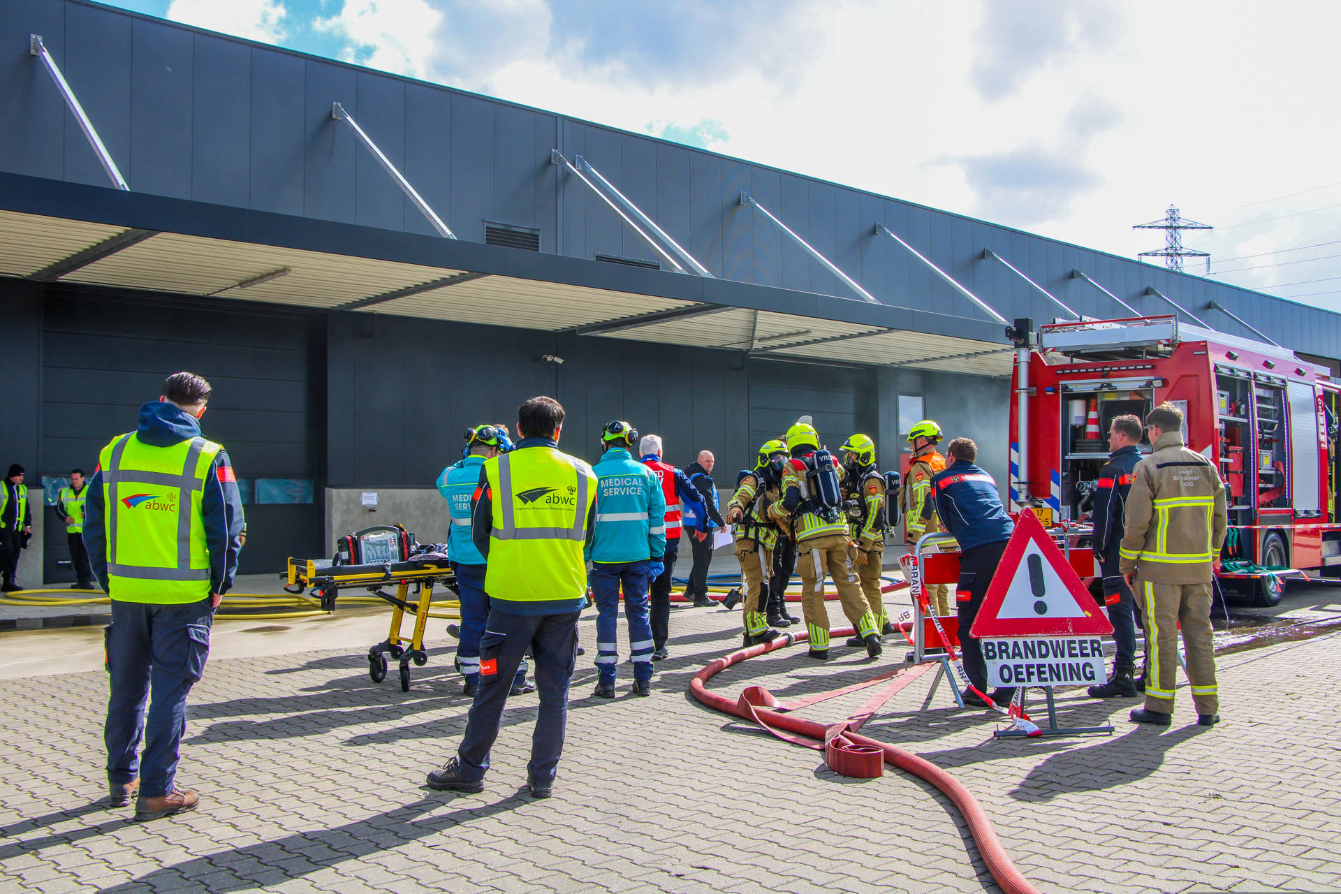 Brandweerploegen oefenen met realistische incidenten tijdens provinciale wedstrijd