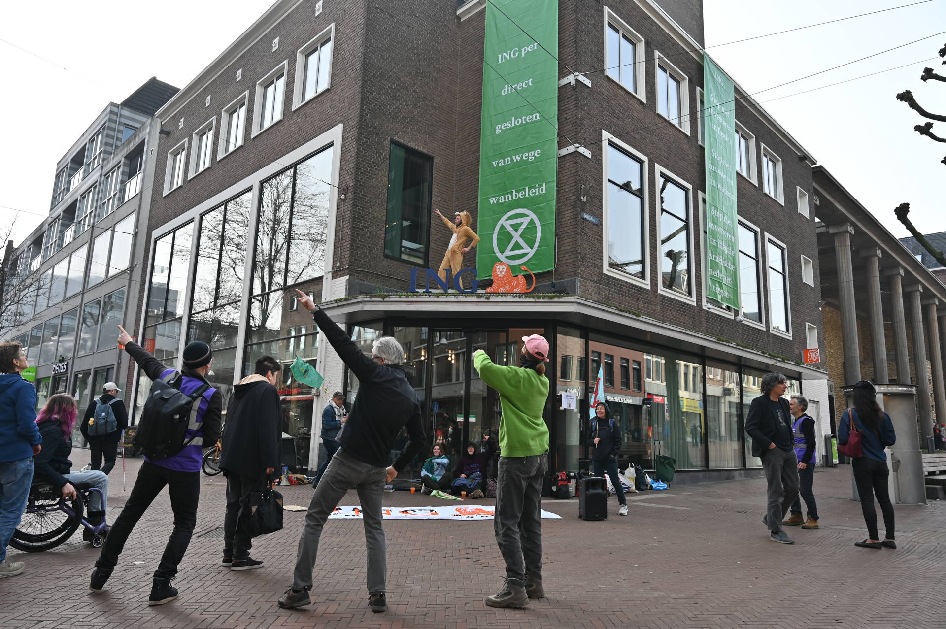 Extinction Rebellion bezet ING-kantoor in centrum van Nijmegen